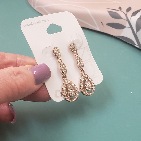 Icing, NWT, Gold tone, jewel drop dangle statement fashion earrings - Picture 3 of 9